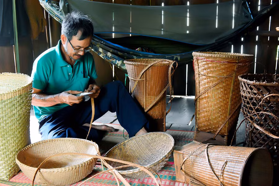 4.Ông Hồ Dương (làng Pơ Nang, xã Tú An) là một trong những người còn giữ và phát triển nghề đan lát truyền thống.