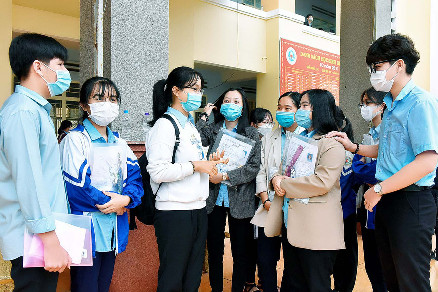 Các thí sinh tại điểm thi Trường THPT chuyên Hùng Vương trao đổi bài sau khi kết thúc môn thi Ngữ văn. Ảnh: Đức Thụy Các thí sinh tại điểm thi Trường THPT chuyên Hùng Vương trao đổi bài sau khi kết thúc môn thi Ngữ văn. Ảnh: Đức Thụy