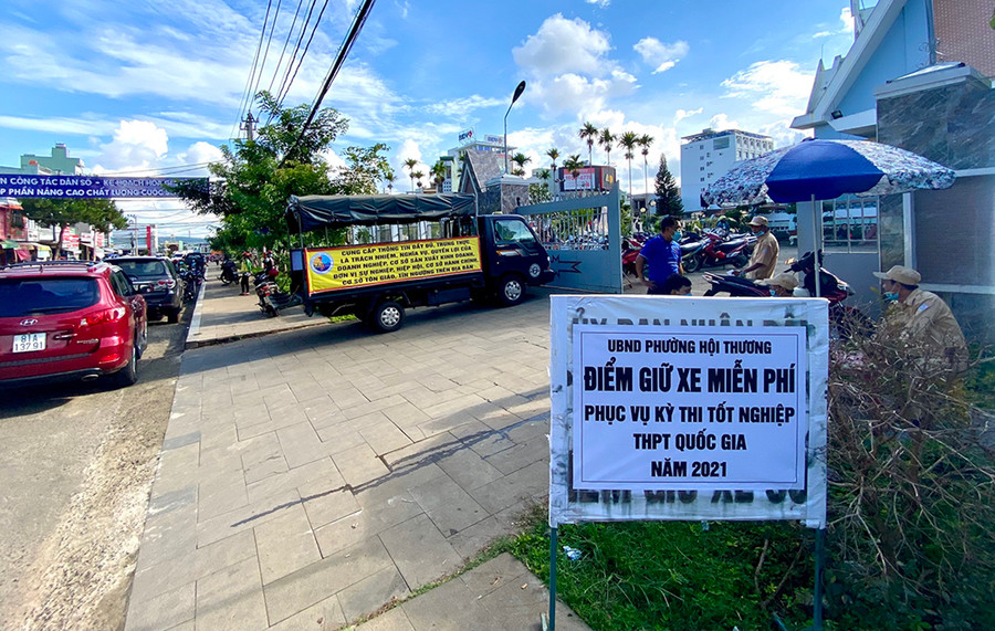 Các điểm giữ xe miễn phí phục vụ kỳ thi tốt nghiệp THPT đã góp phần đảm bảo an ninh trật tự, an toàn giao thông trước các điểm thi. Ảnh: Hồng Thi