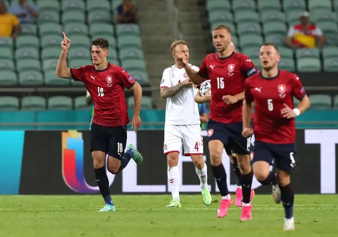 Patrik Schick (số 10) ghi bàn rút ngắn tỉ số cho Cộng hòa Czech ở phút 49