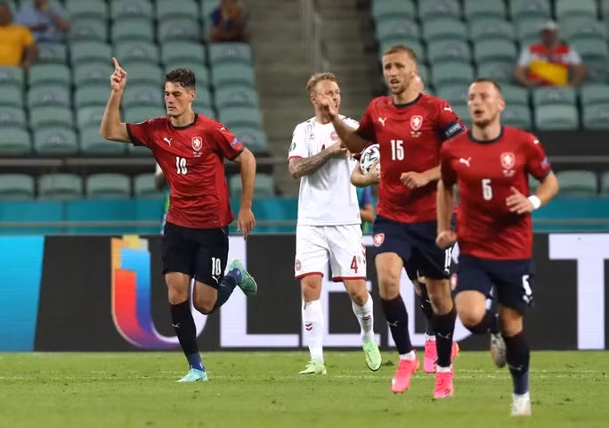 Patrik Schick (số 10) ghi bàn rút ngắn tỉ số cho Cộng hòa Czech ở phút 49