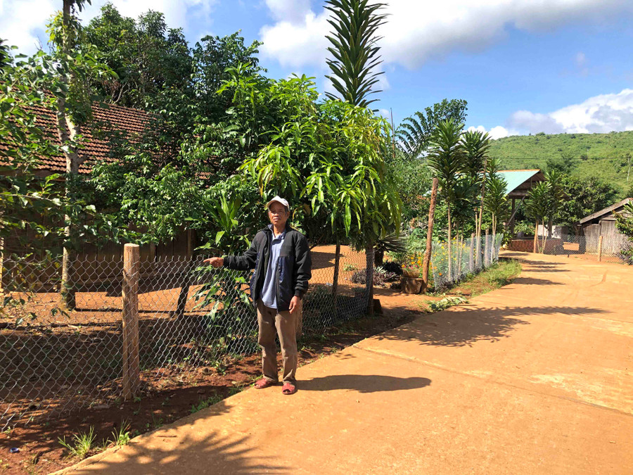 Ông Đinh Văn Mắc (làng Kon Lốc 2, xã Đak Rong, huyện Kbang) cùng dân làng hiến đất làm đường. Ảnh Ngọc Minh 