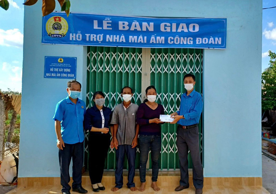 Lãnh đạo LĐLĐ huyện Phú Thiện trao tiền hỗ trợ sửa chữa nhà "Mái ấm Công đoàn" cho chị Cao Thị Hường (Plei Tel A, xã Ia Sao). Ảnh: Vũ Chi  Lãnh đạo Liên đoàn Lao động huyện Phú Thiện trao tiền hỗ trợ sửa chữa nhà Mái ấm Công đoàn cho chị Cao Thị Hường (thôn Plei Tel A, xã Ia Sao). Ảnh: Vũ Chi