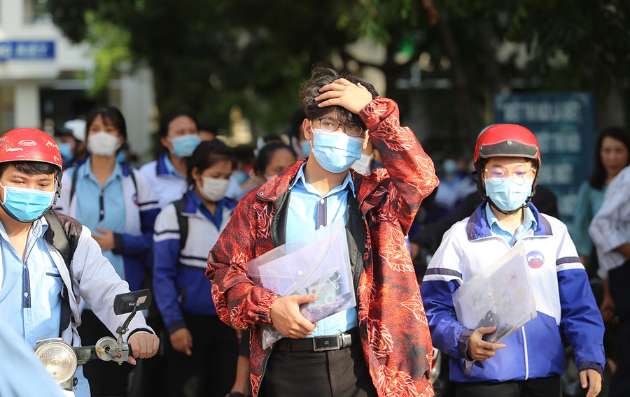 Môn Toán được đánh giá dễ thở với các thí sinh tại điểm thi Trường THPT Lý Thường Kiệt. Ảnh: Văn Ngọc