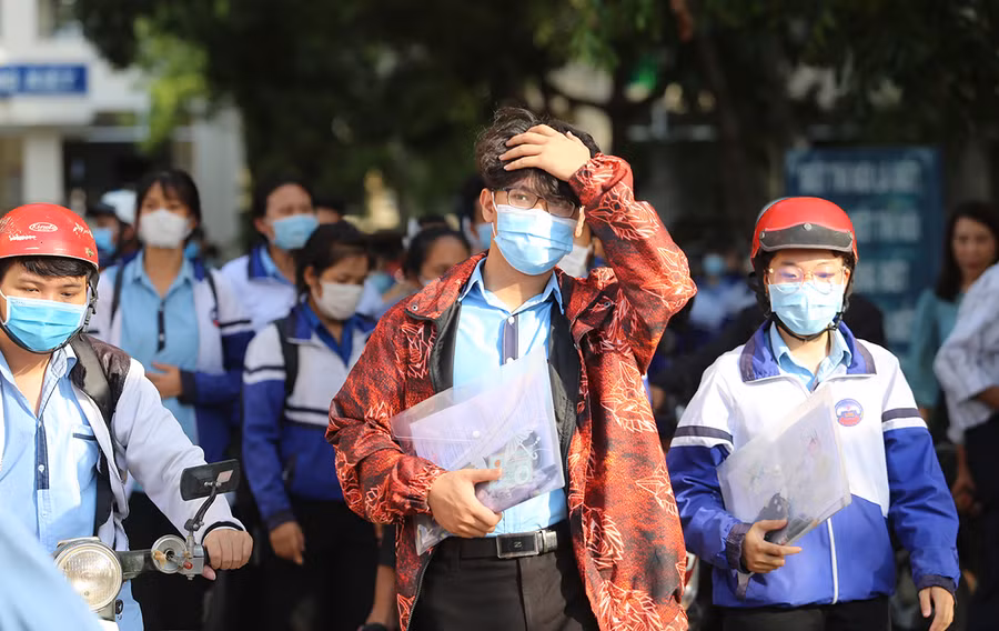 Môn Toán được đánh giá dễ thở với các thí sinh tại điểm thi Trường THPT Lý Thường Kiệt. Ảnh: Văn Ngọc