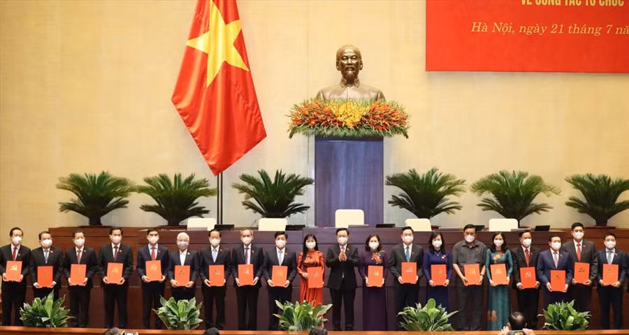 Chủ tịch Quốc hội Vương Đình Huệ trao Nghị quyết, Quyết định của Đảng đoàn Quốc hội và Ủy ban Thường vụ Quốc hội về công tác tổ chức. Ảnh Lê Tuyết