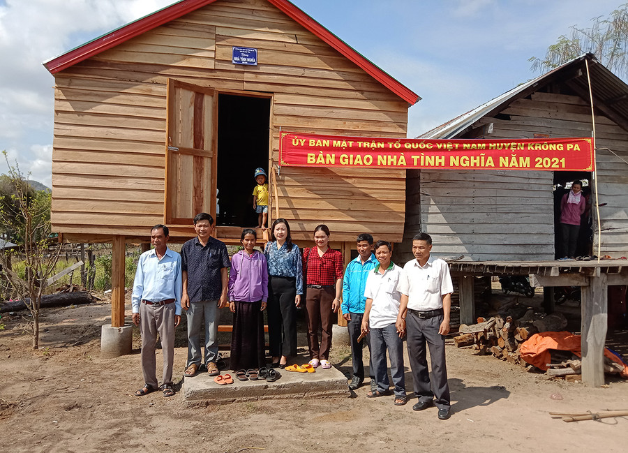 Bàn giao nhà tình nghĩa cho gia đình bà Rah Lan H'Tam ở xã Ia Rsai, huyện Krông Pa (ảnh chụp tháng 4-2021). Ảnh: Ngọc Anh Đại diện lãnh đạo MTTQ và các đoàn thể huyện, xã dự lễ nàn gia Nhà tình nghĩa cho gia đình bà Rah Lan H'Tam (buôn Ekia, xã Ia Rsai, huyện Krông Pa). Ảnh: Ngọc Anh (ảnh chụp lúc chưa phát dịch Covid-19)
