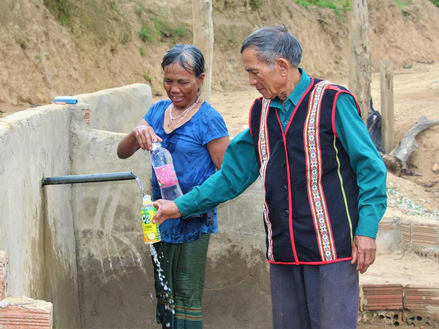 Già làng A Lào tiên phong xây dựng công trình nước sạch để dân làng lấy nước sinh hoạt Già làng A Lào tiên phong xây dựng công trình nước sạch để dân làng lấy nước sinh hoạt