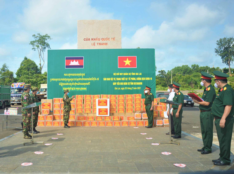 Ảnh 1: Quang cảnh buổi trao tặng vật tư Y tế. Hình Văn Huỳnh. 