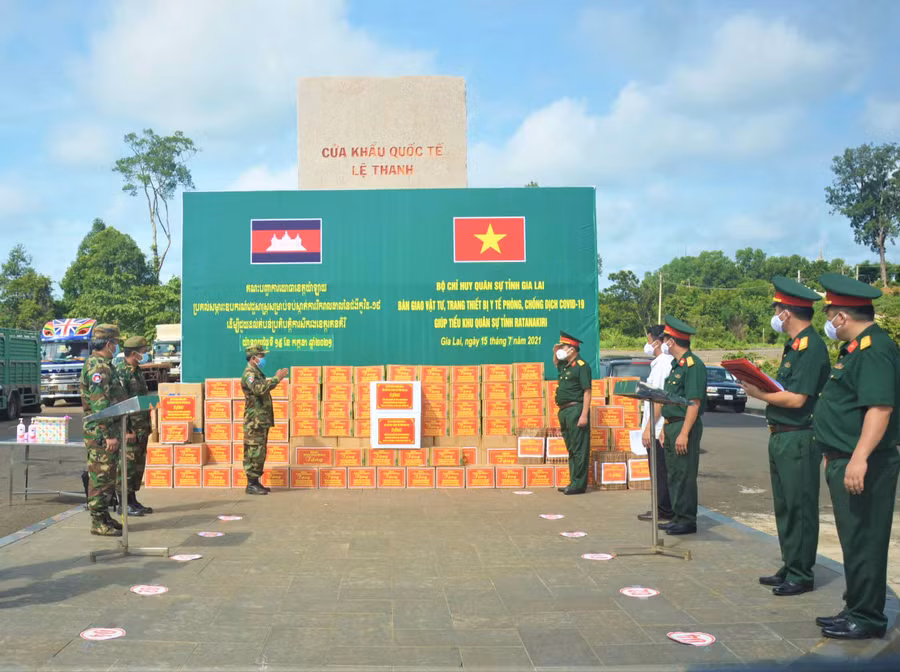 Ảnh 1: Quang cảnh buổi trao tặng vật tư Y tế. Hình Văn Huỳnh. 