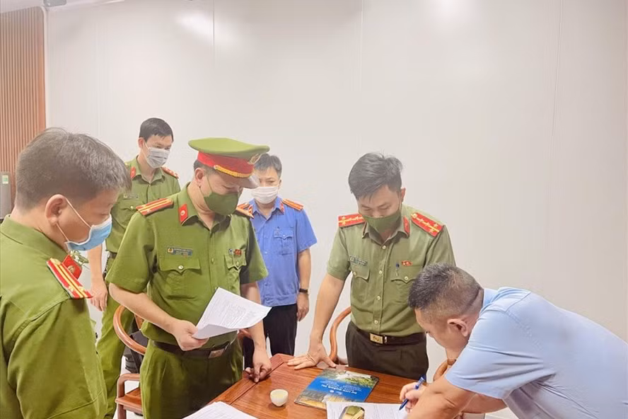 Lực lượng Cảnh sát kinh tế thi hành Quyết định bắt tạm giam và khám xét nơi ở, nơi làm việc của 2 chuyên gia người Trung Quốc về hành vi buôn lậu. Ảnh: CATH