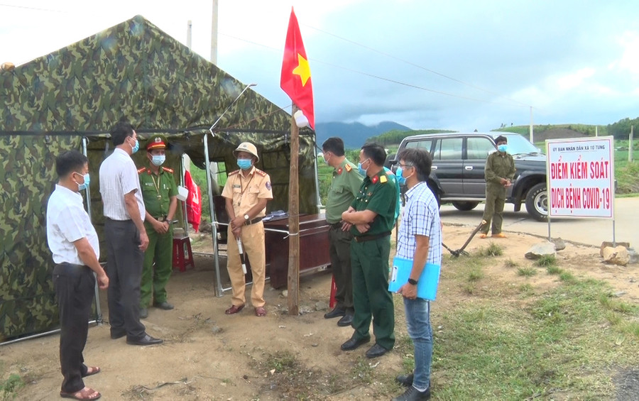  Thăm tặng quà lực lượng trực tại chốt kiểm soát dịch Covid-19 xã Tơ Tung. Ảnh: Hồng Hạnh