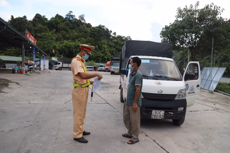 Chốt kiểm dịch ở Đèo chuối (H.Đạ Huoai) nơi có hàng ngàn lượt xe tải chở hàng qua lại mỗi ngày. ẢNH: TRÙNG DƯƠNG