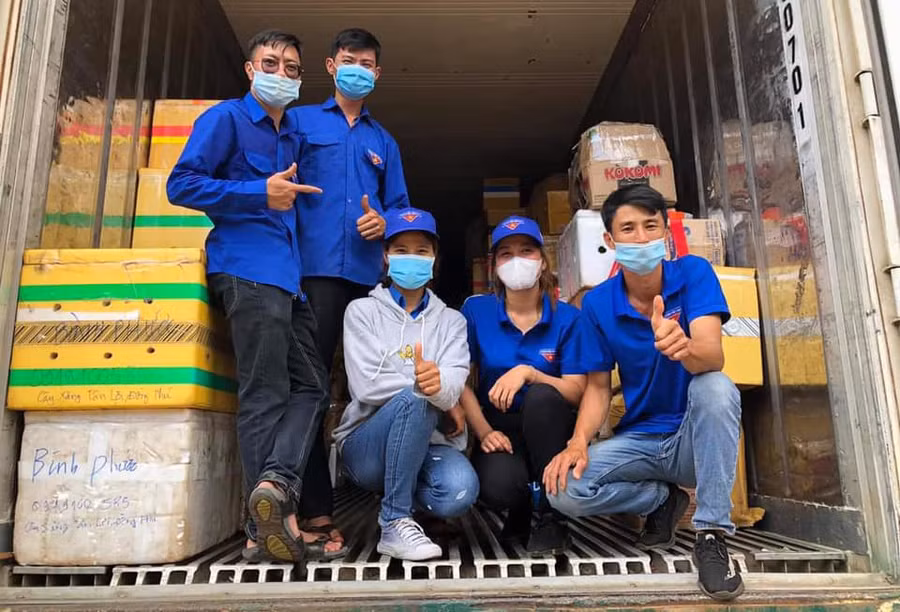  Tuổi trẻ thị trấn Đak Đoa chuyển hàng thực phẩm ủng hộ người dân TP. Hồ Chí Minh. Ảnh: Hà Phương