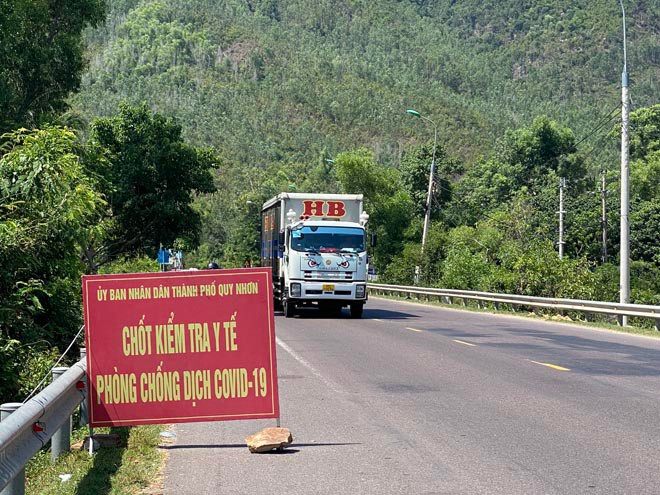 Chốt kiểm soát phòng chống dịch Covid-19 trên QL1D ở TP.Quy Nhơn (Bình Định) - ẢNH: BẢO THOA  Chốt kiểm soát phòng chống dịch Covid-19 trên QL1D ở TP.Quy Nhơn (Bình Định) - ẢNH: BẢO THOA