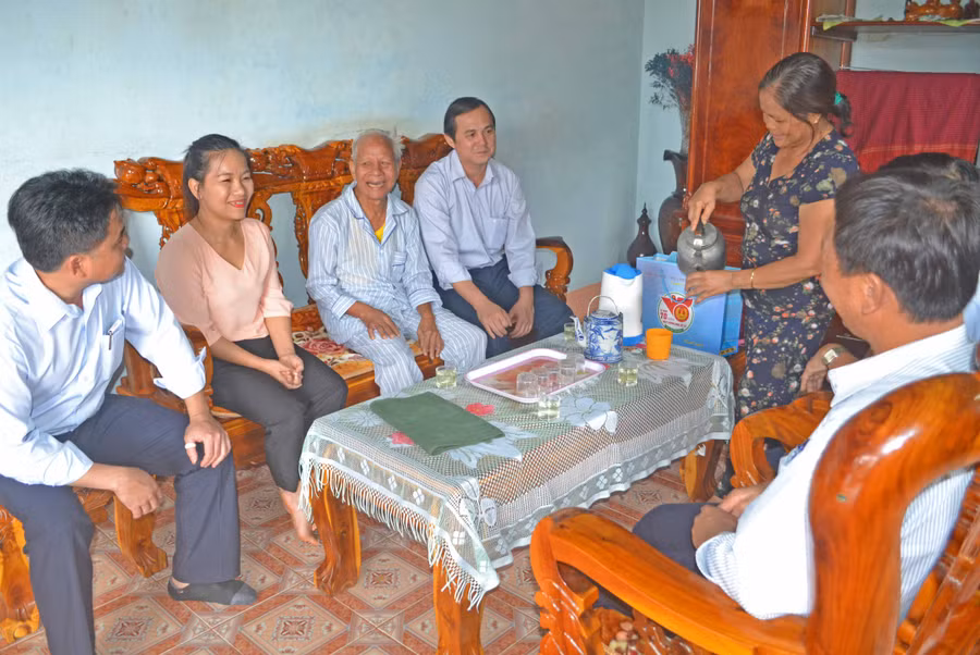 Năm 2019, đoàn công tác của tỉnh thăm, tặng quà gia đình ông Ksor Đứa (thứ 3 từ trái sang; tổ 1, thị trấn Chư Ty, huyện Đức Cơ). Ảnh: Hoàng Minh