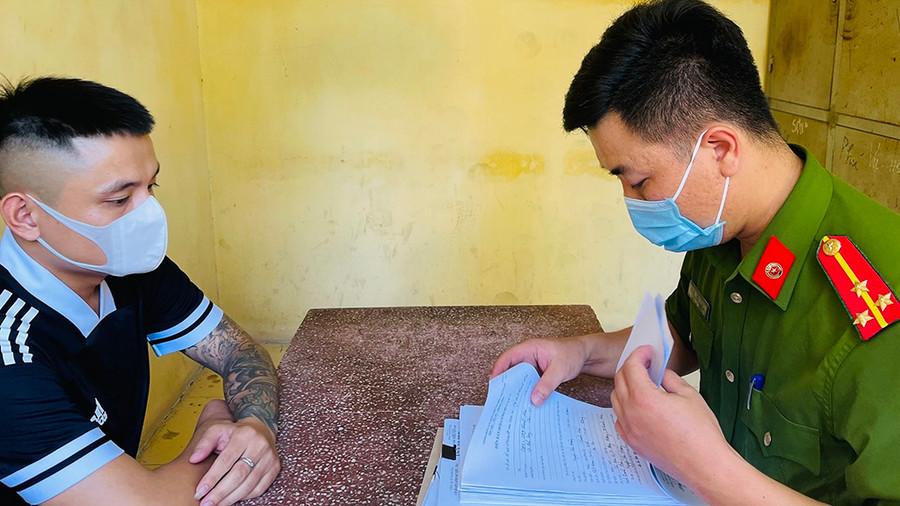 Bị can Huy khai báo hành vi phạm tội tại cơ quan công an - ẢNH CÔNG AN THANH HÓA CUNG CẤP