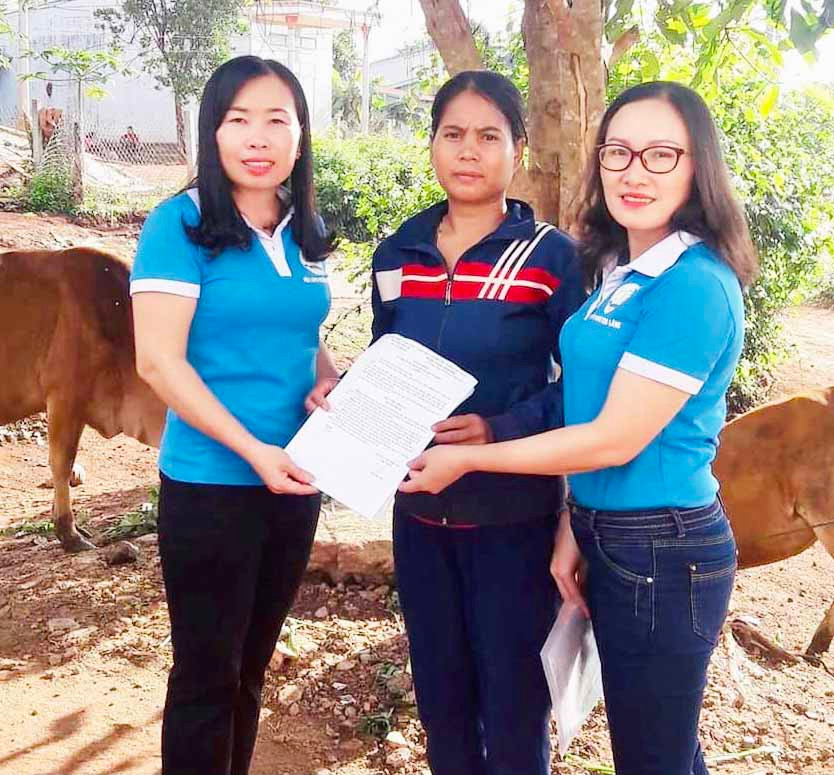 Chị H’Lun (đứng giữa; làng Ngol Tảh, phường Chi Lăng) được trao tặng bò từ mô hình “Đàn bò sinh sản”. Ảnh: Trần Dung Chị H’Lun (làng Ngol Tảh, phường Chi Lăng) được trao tặng bò từ mô hình Đàn bò sinh sản. Ảnh Trần Dung