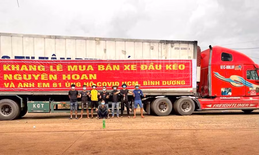 Nhóm “Chuyến xe 0 đồng Gia Lai” do anh Lê Khang tổ chức trước giờ khởi hành đưa rau củ vào hỗ trợ người dân TP. Hồ Chí Minh và tỉnh Bình Dương. Ảnh: Lê Hòa