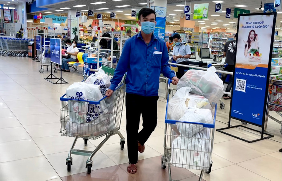 Hình thức mua hàng qua mạng, gọi điện đặt hàng đã hạn chế tập trung đông người trong thời điểm dịch Covid-19 diễn biến phức tạp như hiện nay. Ảnh: Vũ Thảo