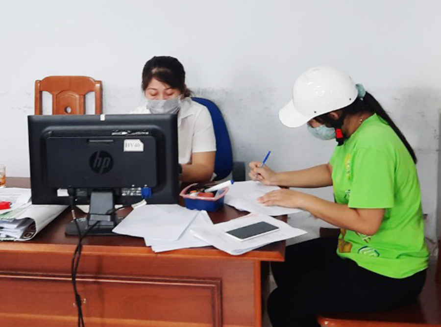Cán bộ thuế huyện Phú Thiện hướng dẫn hộ kinh doanh đủ điều kiện lập hồ sơ đề nghị hỗ trợ theo quy định. Ảnh: Sơn Ca Cán bộ thuế huyện Phú Thiện hướng dẫn hộ kinh doanh đủ điều kiện lập hồ sơ đề nghị hỗ trợ theo quy định. Ảnh: Sơn Ca