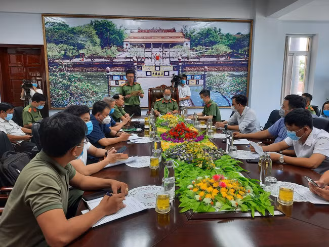 Tại buổi thông báo kết quả điều tra bước đầu vụ án tham ô tài sản tại Cảng hàng không quốc tế Phú Bài. Ảnh: Trần Hòe.