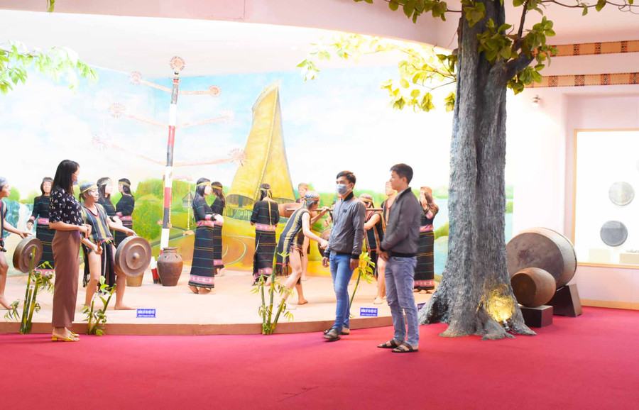 Khu vực trưng bày Không gian văn hóa cồng chiêng Tây Nguyên tại Bảo tàng tỉnh hiện nay khá chật hẹp. Ảnh: Phương Duyên