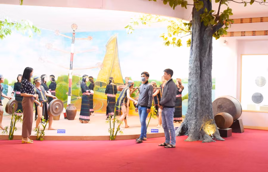 Khu vực trưng bày Không gian văn hóa cồng chiêng Tây Nguyên tại Bảo tàng tỉnh hiện nay khá chật hẹp. Ảnh: Phương Duyên