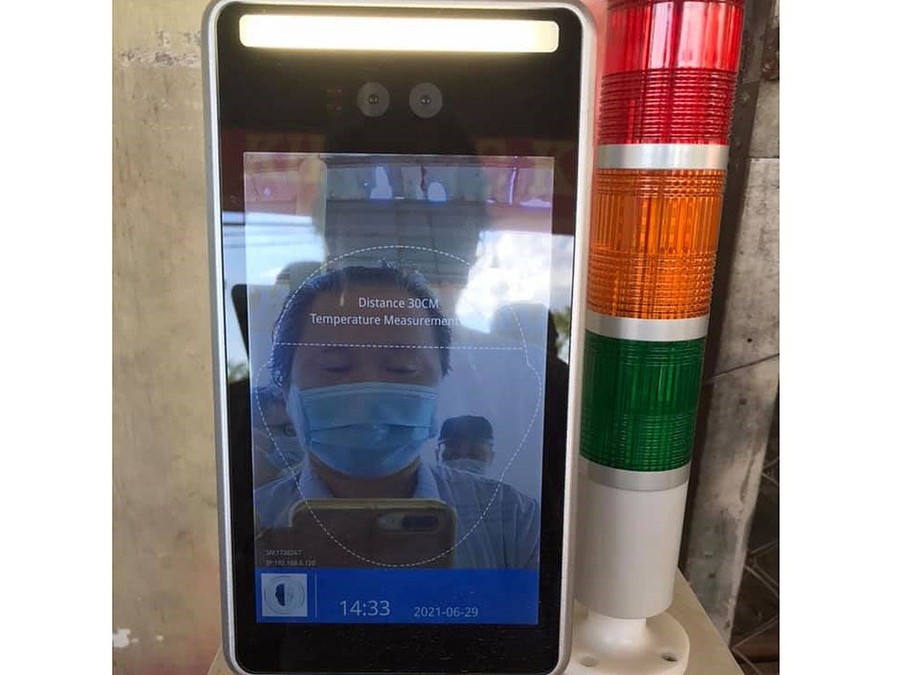 Việc sử dụng công nghệ mới giúp người dân không cần hạ khẩu trang khi kiểm tra ở các chốt khai báo y tế của Quảng Trị - ẢNH: NGUYỄN HOÀN