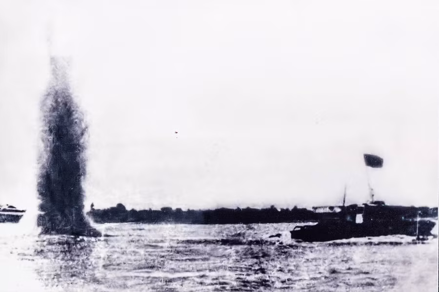 Tàu phóng từ 412 của Tiểu đoàn 1, Trung đoàn 171 rà phá thủy lôi ở luồng Nam Triệu (TP.Hải Phòng), năm 1972. Ảnh: TƯ LIỆU QCHQ