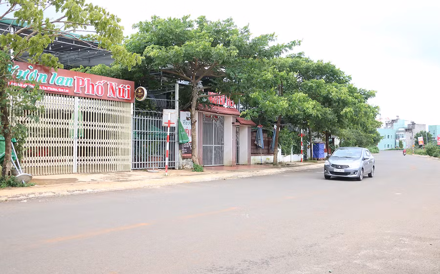  Hầu hết hàng quán đều đóng cửa tạm ngưng kinh doanh để phòng-chống dịch bệnh. Ảnh: Quang Tấn