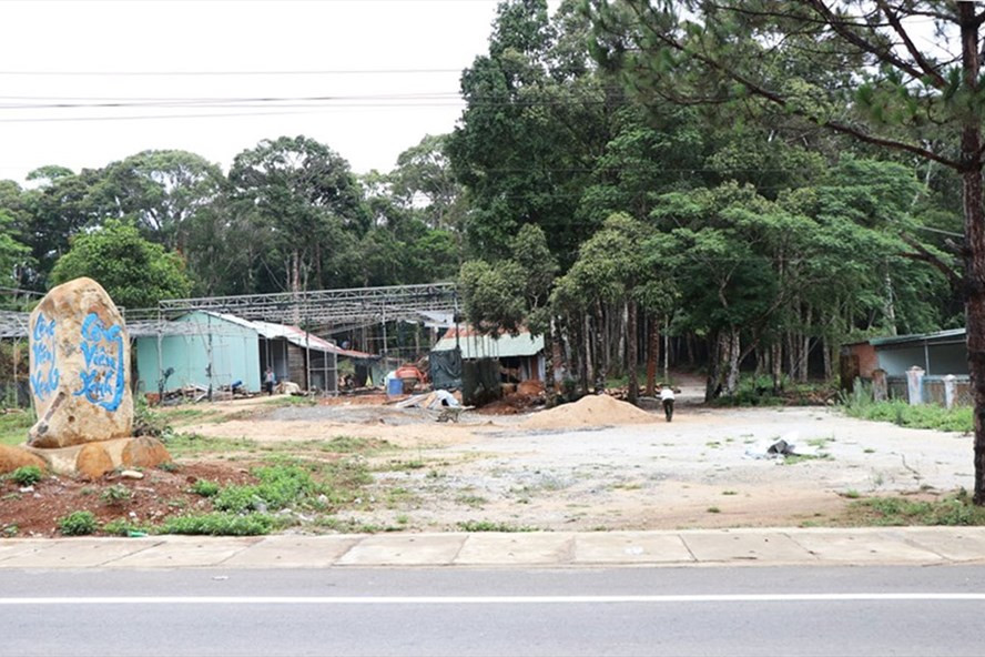 Một dự án khu du lịch sinh thái ở huyện Kon Plông (tỉnh Kon Tum) sau nhiều năm vẫn là bãi đất trống. Ảnh: T.Tuấn