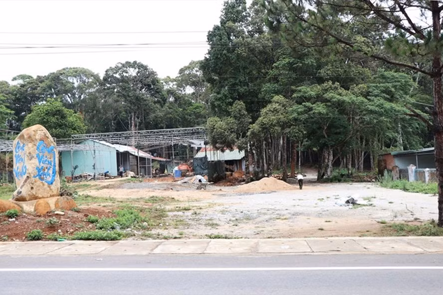 Một dự án khu du lịch sinh thái ở huyện Kon Plông (tỉnh Kon Tum) sau nhiều năm vẫn là bãi đất trống. Ảnh: T.Tuấn