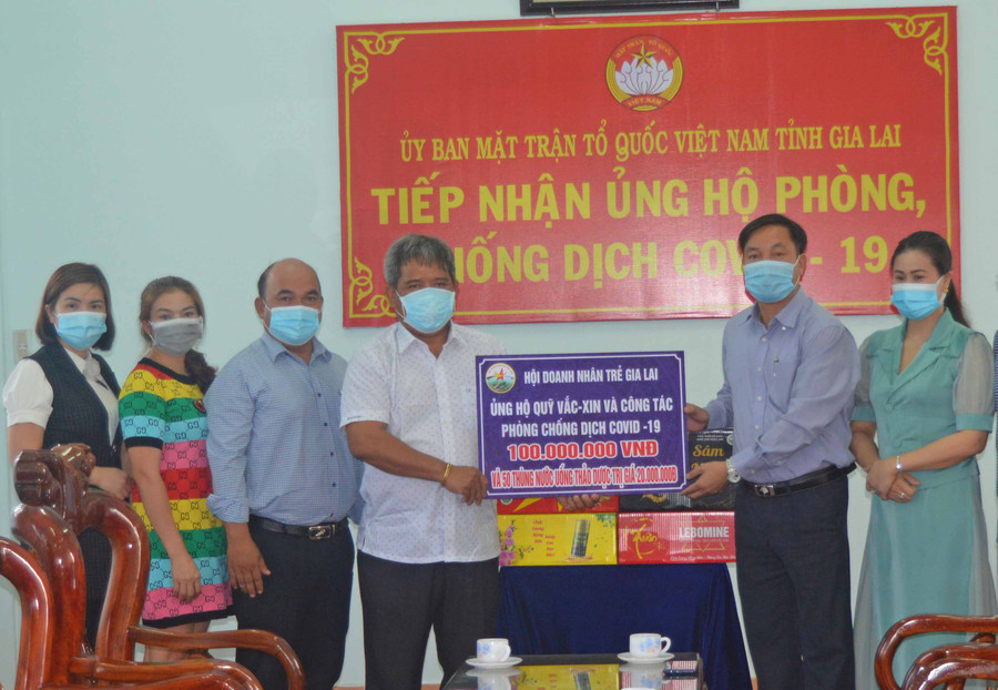Hội Doanh nhân trẻ Gia Lai trao tiền và hiện vật ủng hộ công tác phòng-chống dịch