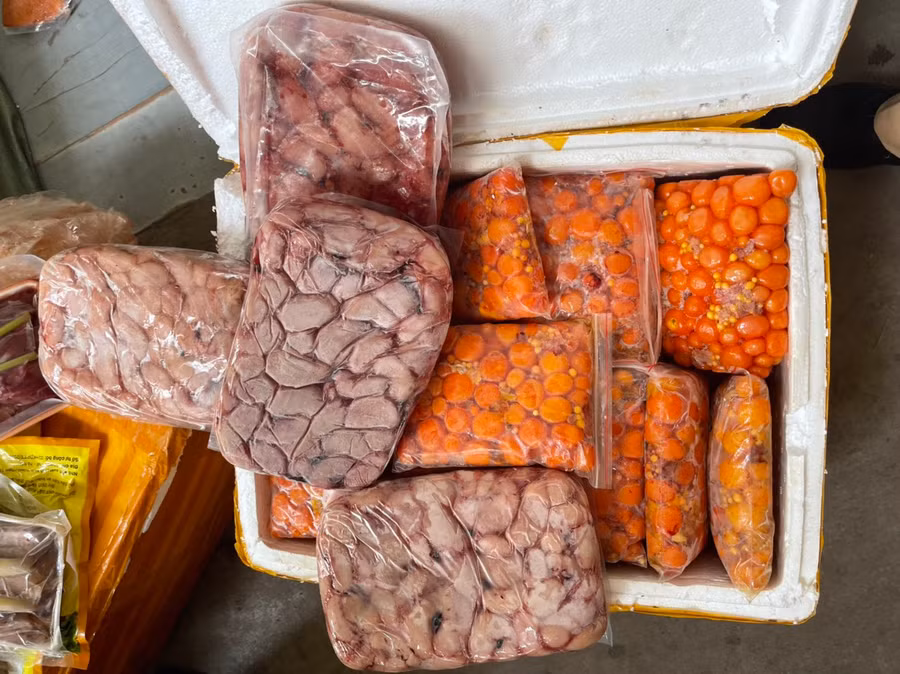 Số thực phẩm không rõ nguồn gốc này gồm nầm lợn, trứng non, cánh gà, râu bạch tuộc,... Ảnh Đan Hạ