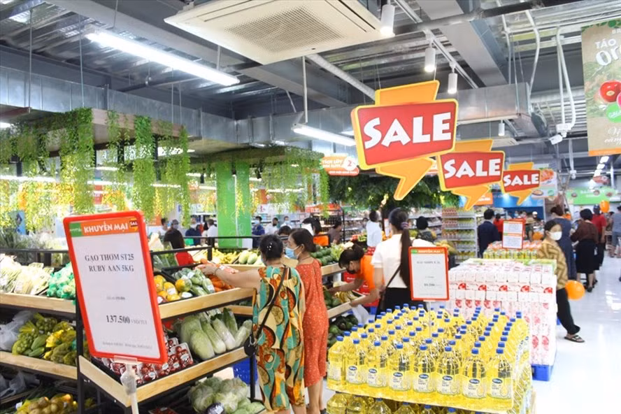Nguồn cung hàng hóa tại chợ và siêu thị đều dồi dào. Ảnh: Bích Liên