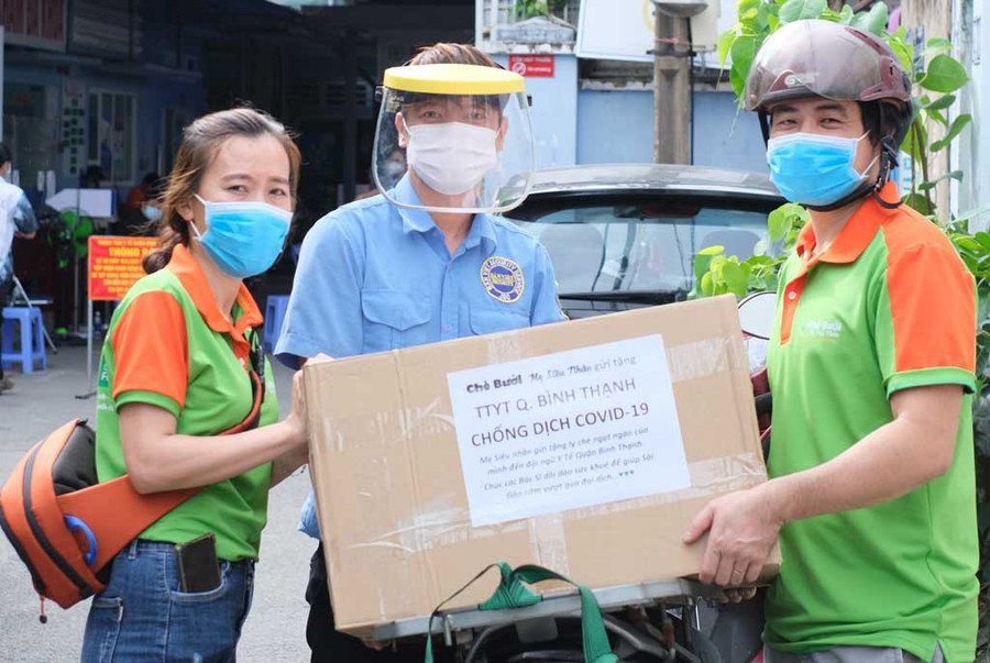 Chuyển chè đến trung tâm y tế. Ảnh: NVCC