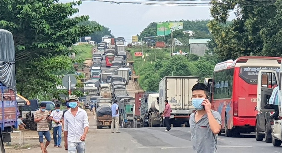 Có thời điểm cục bộ, lượng phương tiện bị ùn tắc trên đường Hồ Chí Minh đoạn giáp ranh giữa hai tình Đắk nông và Bình Phước là rất lớn, lên đến cả trăm phương tiện. Ảnh: Bảo Lâm