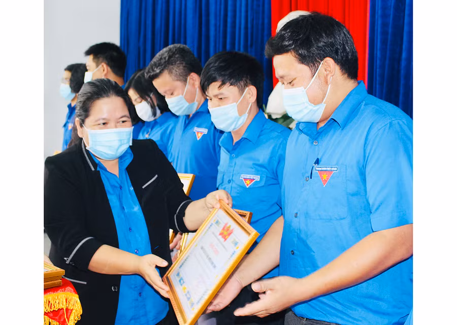  Chị Hà Thị Giang Thảo-Bí thư Tỉnh Đoàn tặng bằng khen của Ban Chấp hành Tỉnh Đoàn cho các tập thể có thành tích xuất sắc trong thực hiện Chỉ thị 05. Ảnh: Phan Lài