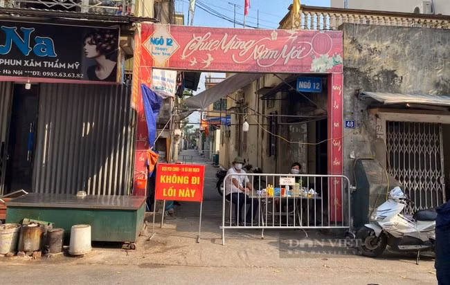  Lực lượng chức năng chốt chặn tại khu vực có ca nhiễm Covid-19 ở huyện Đông Anh, Hà Nội sáng ngày 6/7. Ảnh: Gia Khiêm