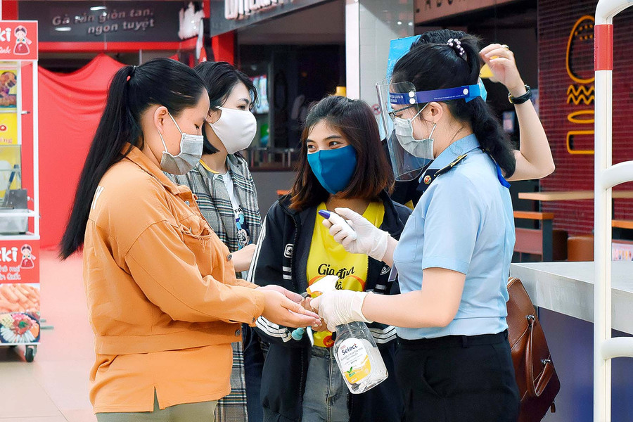 Người dân thực hiện sát khuẩn ở Siêu thị Co.op Mart Pleiku. Ảnh: Đức Thụy Người dân thực hiện sát khuẩn ở Siêu thị Co.op Mart Pleiku. Ảnh: Đức Thụy