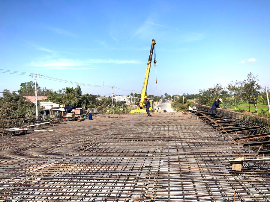  Công nhân Công ty cổ phần Xây dựng Công trình 510 đang thi công kết cấu nền mặt cầu liên hợp tại Km 132+152 quốc lộ 25. Ảnh: Lê Hòa