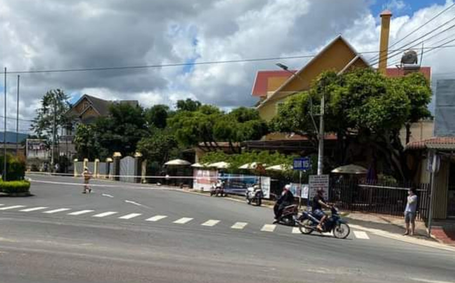 Các ngã đường vào TT.Thạnh Mỹ, H.Đơn Dương bị phong tỏa để thực hiện giãn cách xã hội theo Chỉ thị 16 của Chính phủ. ẢNH: LÂM VIÊN