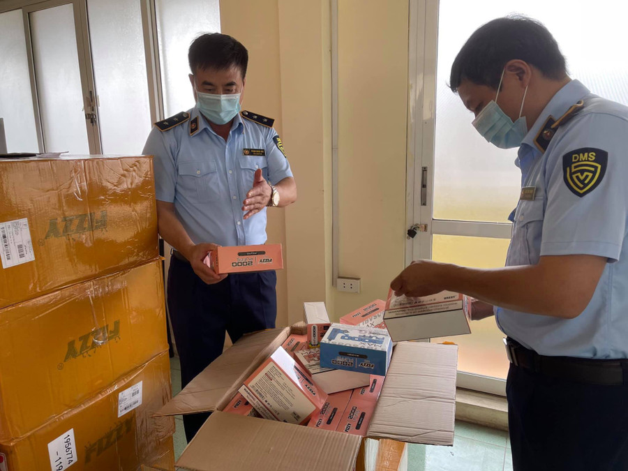  Quản lý thị trường đang khám xét kho kinh doanh sản phẩm thuốc lá điện tử lậu tại Hà Nội - Ảnh: QLTT