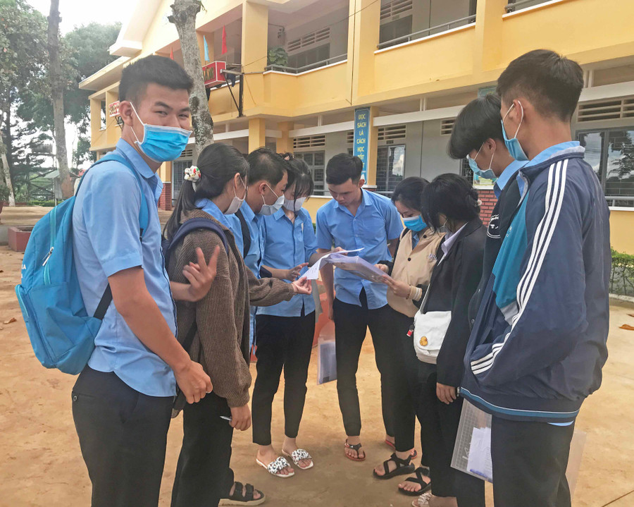 Các thí sinh tại điểm thi Trường THPT Trường Chinh( thị trấn Chư Sê, huyện Chư Sê) trao đổi kết quả môn ngoại ngữ