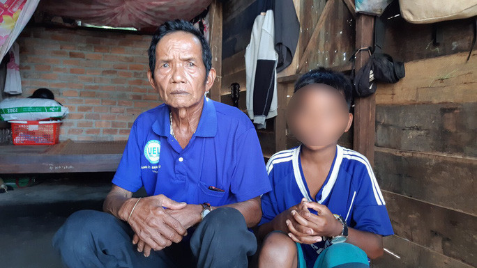 Cậu học trò nghèo không có tiền đóng quỹ bị hiệu trưởng giữ học bạ chuyển cấp