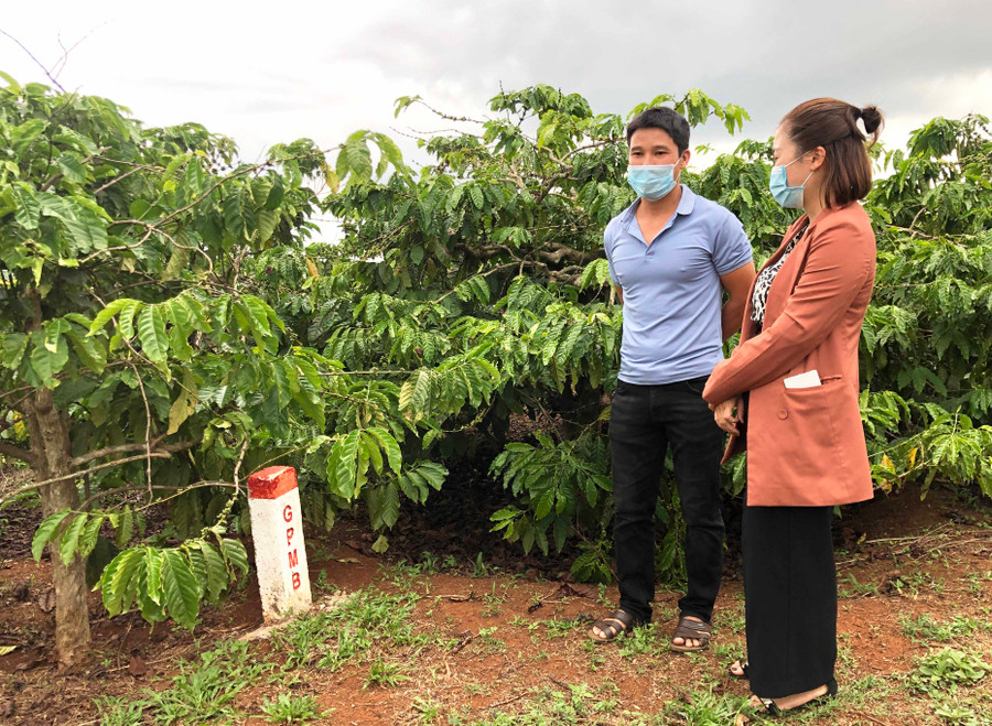 Cán bộ địa chính xã Ia Băng gặp gỡ, trao đổi với hộ dân có vườn đất nằm trong phạm vi giải tỏa mở tuyến đường tránh quốc lộ 19 đoạn qua TP. Pleiku. Ảnh Lê Hòa