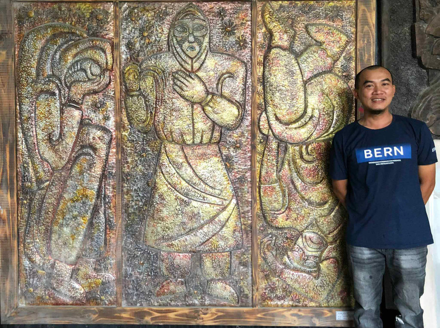 Nhà điêu khắc Nguyễn Vinh bên tác phẩm “Hằn vết”. Ảnh: Lam Nguyên