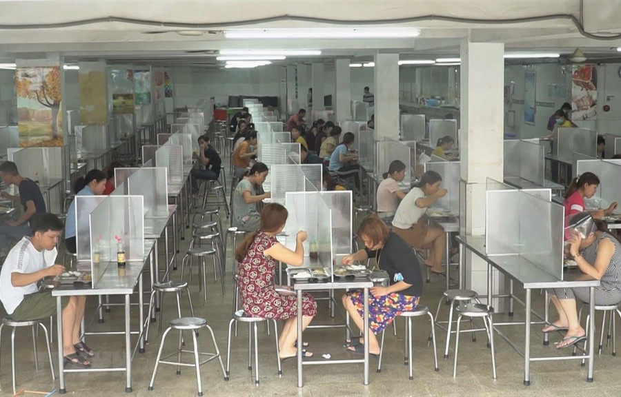 Công ty Hansol vina có 4.000 công nhân đã đầu tư khu ăn uống có vách ngăn tránh lây nhiễm bệnh. (Ảnh: TTXVN phát)  Công ty Hansol vina có 4.000 công nhân đã đầu tư khu ăn uống có vách ngăn tránh lây nhiễm bệnh. (Ảnh: TTXVN phát)