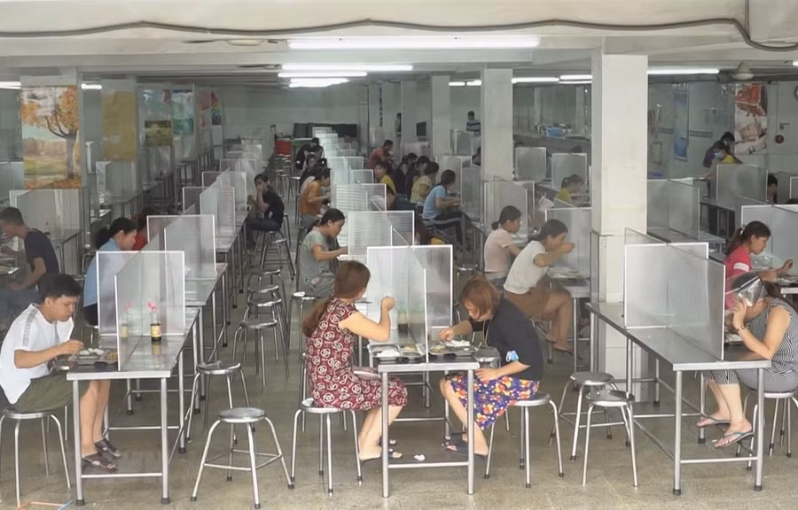  Công ty Hansol vina có 4.000 công nhân đã đầu tư khu ăn uống có vách ngăn tránh lây nhiễm bệnh. (Ảnh: TTXVN phát)